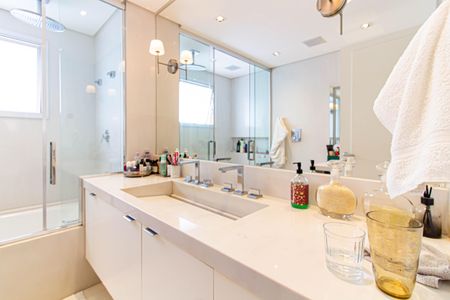 Apartamento à venda com 271m², 4 quartos e 4 vagasBanheiro da Suíte 1