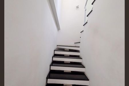 Casa à venda com 142m², 3 quartos e 2 vagas Casa à venda com 142m², 3 quartos e 2 vagasEscada