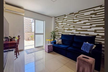 Casa à venda com 142m², 3 quartos e 2 vagas Casa à venda com 142m², 3 quartos e 2 vagasSala