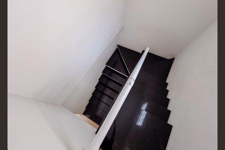 Casa à venda com 142m², 3 quartos e 2 vagas Casa à venda com 142m², 3 quartos e 2 vagasEscada