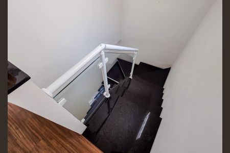 Casa à venda com 142m², 3 quartos e 2 vagas Casa à venda com 142m², 3 quartos e 2 vagasEscada