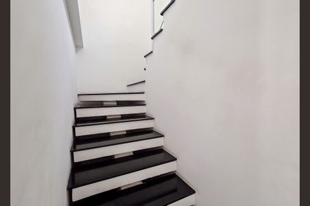 Casa à venda com 142m², 3 quartos e 2 vagas Casa à venda com 142m², 3 quartos e 2 vagasEscada