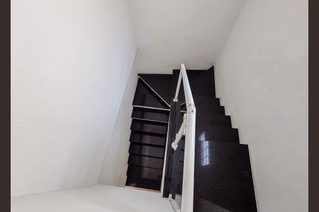 Casa à venda com 142m², 3 quartos e 2 vagas Casa à venda com 142m², 3 quartos e 2 vagasEscada