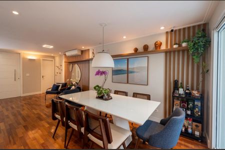 Casa de condomínio à venda com 205m², 3 quartos e 3 vagas Casa de condomínio à venda com 205m², 3 quartos e 3 vagasSala de jantar