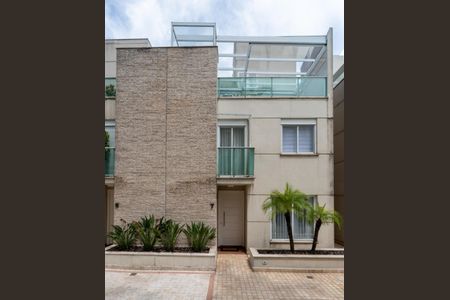 Casa de condomínio à venda com 205m², 3 quartos e 3 vagas Casa de condomínio à venda com 205m², 3 quartos e 3 vagasFachada