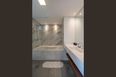 Casa de condomínio à venda com 205m², 3 quartos e 3 vagas Casa de condomínio à venda com 205m², 3 quartos e 3 vagasBanheiro