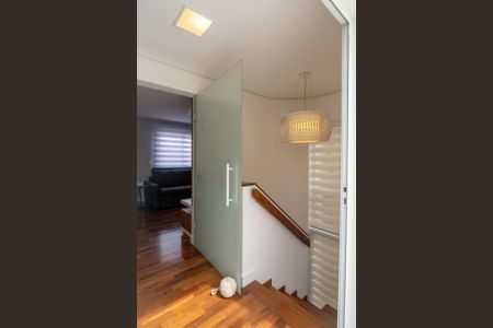 Casa de condomínio à venda com 205m², 3 quartos e 3 vagas Casa de condomínio à venda com 205m², 3 quartos e 3 vagasEscada