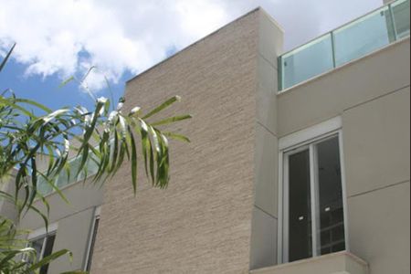 Casa de condomínio à venda com 205m², 3 quartos e 3 vagas Casa de condomínio à venda com 205m², 3 quartos e 3 vagasFachada