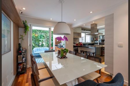 Casa de condomínio à venda com 205m², 3 quartos e 3 vagas Casa de condomínio à venda com 205m², 3 quartos e 3 vagasSala de jantar