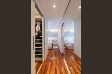 Casa de condomínio à venda com 205m², 3 quartos e 3 vagas Casa de condomínio à venda com 205m², 3 quartos e 3 vagasCloset