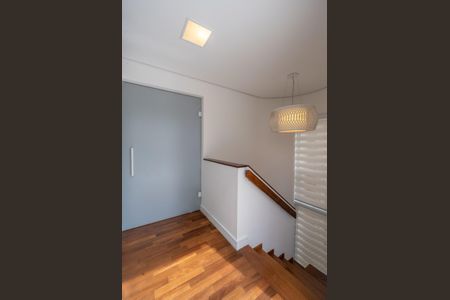 Casa de condomínio à venda com 205m², 3 quartos e 3 vagas Casa de condomínio à venda com 205m², 3 quartos e 3 vagasEscada