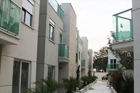 Casa de condomínio à venda com 205m², 3 quartos e 3 vagas Casa de condomínio à venda com 205m², 3 quartos e 3 vagasFachada