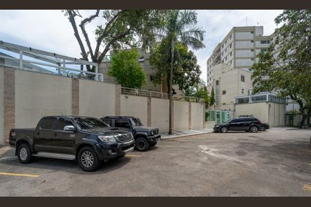 Casa de condomínio à venda com 205m², 3 quartos e 3 vagas Casa de condomínio à venda com 205m², 3 quartos e 3 vagasEstacionamento