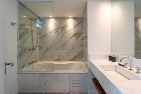 Casa de condomínio à venda com 205m², 3 quartos e 3 vagas Casa de condomínio à venda com 205m², 3 quartos e 3 vagasBanheiro