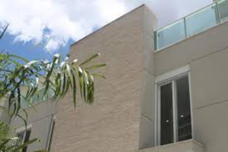 Casa de condomínio à venda com 205m², 3 quartos e 3 vagas Casa de condomínio à venda com 205m², 3 quartos e 3 vagasFachada