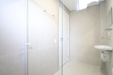 Banheiro de kitnet/studio para alugar com 1 quarto, 26m² em Barra Funda, São Paulo