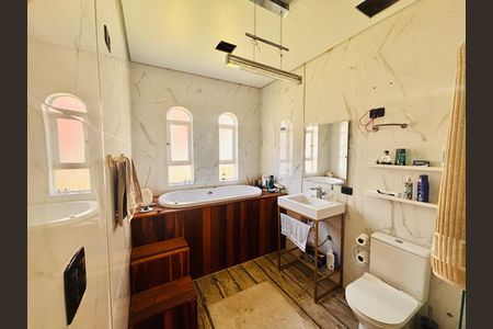 Casa de condomínio para alugar com 600m², 4 quartos e 5 vagas Casa de condomínio para alugar com 600m², 4 quartos e 5 vagasBanheiro suíte