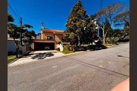 Casa de condomínio para alugar com 600m², 4 quartos e 5 vagas Casa de condomínio para alugar com 600m², 4 quartos e 5 vagasFachada