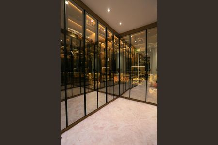 Apartamento à venda com 182m², 4 quartos e 3 vagas Apartamento à venda com 182m², 4 quartos e 3 vagasCloset da suíte 2