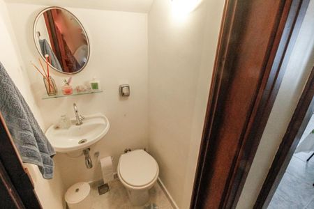 Casa à venda com 94m², 2 quartos e 2 vagasLavabo