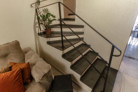 Escada acesso quartos de casa à venda com 2 quartos, 94m² em Jardim Maria Rosa, Taboão da Serra