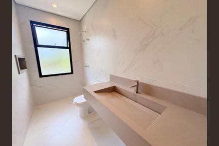 Casa de condomínio à venda com 200m², 3 quartos e 4 vagasBanheiro da Suíte 1