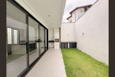 Casa de condomínio à venda com 200m², 3 quartos e 4 vagasQuintal com churrasqueira