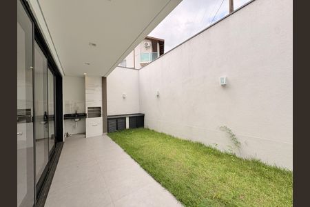Casa de condomínio à venda com 200m², 3 quartos e 4 vagasQuintal com churrasqueira