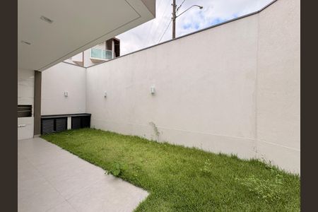 Casa de condomínio à venda com 200m², 3 quartos e 4 vagasQuintal com churrasqueira