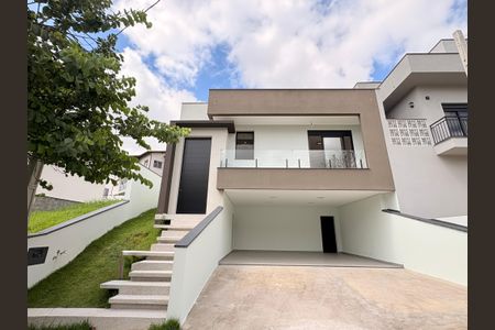 Casa de condomínio à venda com 200m², 3 quartos e 4 vagasFachada da casa