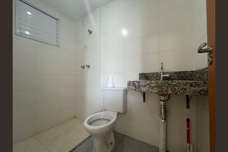 Banheiro  de apartamento para alugar com 2 quartos, 49m² em Humaitá, Porto Alegre