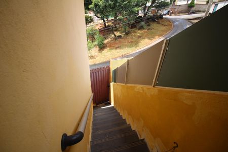 Casa para alugar com 60m², 2 quartos e 2 vagasEscada