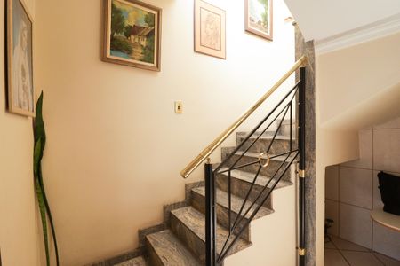 Casa para alugar com 150m², 2 quartos e 2 vagasEscada