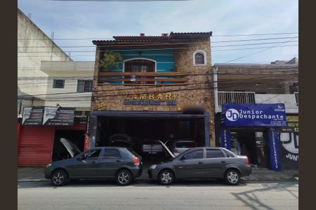 Casa à venda com 224m², 2 quartos e 5 vagas Casa à venda com 224m², 2 quartos e 5 vagasFachada