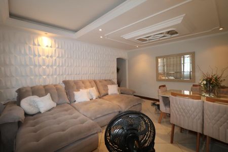 Casa à venda com 224m², 2 quartos e 5 vagas Casa à venda com 224m², 2 quartos e 5 vagasSala