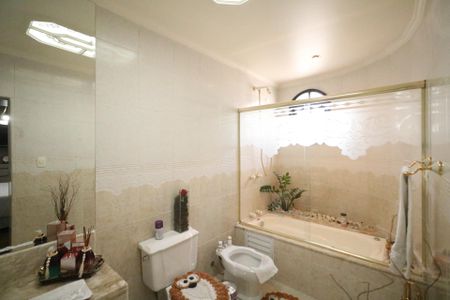 Casa à venda com 224m², 2 quartos e 5 vagas Casa à venda com 224m², 2 quartos e 5 vagasBanheiro da Suíte 2