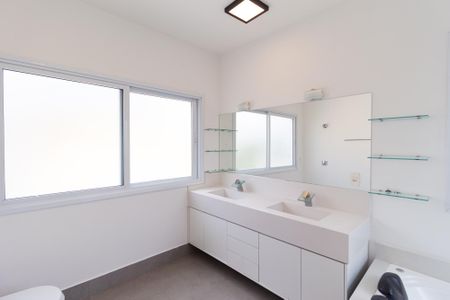 Casa de condomínio para alugar com 450m², 4 quartos e 6 vagas Casa de condomínio para alugar com 450m², 4 quartos e 6 vagasBanheiro da suíte 4