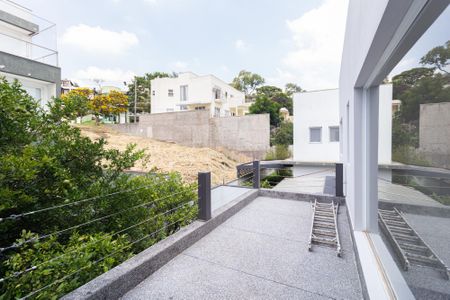 Casa de condomínio para alugar com 450m², 4 quartos e 6 vagas Casa de condomínio para alugar com 450m², 4 quartos e 6 vagasSacada da suíte 1
