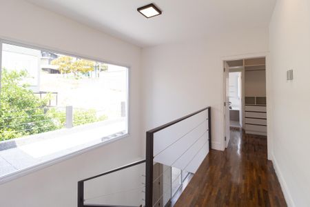 Casa de condomínio para alugar com 450m², 4 quartos e 6 vagas Casa de condomínio para alugar com 450m², 4 quartos e 6 vagasCorredor