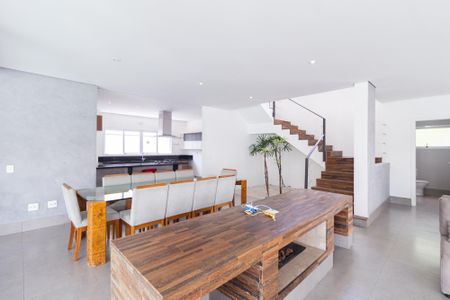 Casa de condomínio para alugar com 450m², 4 quartos e 6 vagas Casa de condomínio para alugar com 450m², 4 quartos e 6 vagasSala