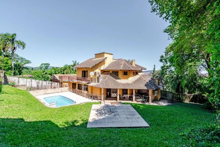 Casa à venda com 460m², 4 quartos e 5 vagas Casa à venda com 460m², 4 quartos e 5 vagasÁrea externa