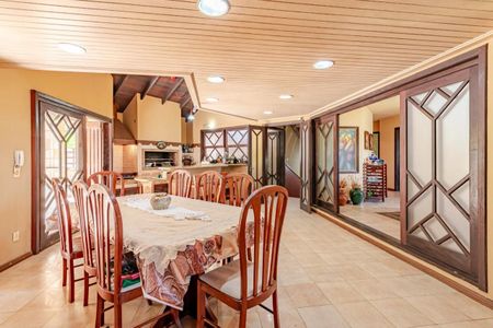 Casa à venda com 460m², 4 quartos e 5 vagas Casa à venda com 460m², 4 quartos e 5 vagasSala de jantar