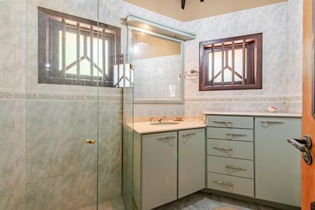 Banheiro de casa à venda com 4 quartos, 460m² em Vila Conceição, Porto Alegre