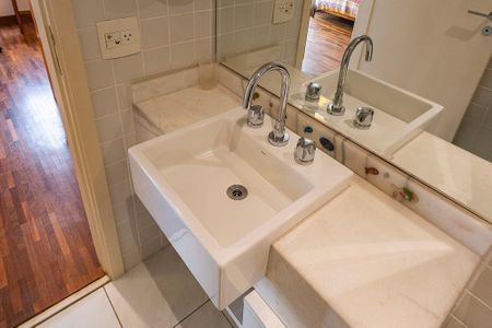 Apartamento à venda com 57m², 2 quartos e 1 vaga Apartamento à venda com 57m², 2 quartos e 1 vagaBanheiro