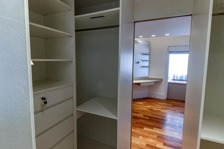 Apartamento para alugar com 116m², 3 quartos e 2 vagas Apartamento para alugar com 116m², 3 quartos e 2 vagasCloset da suíte 2