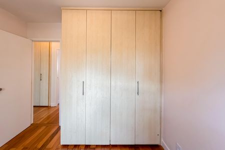 Apartamento à venda com 118m², 3 quartos e 2 vagas Apartamento à venda com 118m², 3 quartos e 2 vagasQuarto 2 - Armários