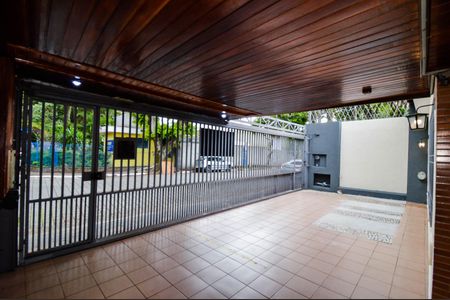 Casa à venda com 223m², 4 quartos e 4 vagas Casa à venda com 223m², 4 quartos e 4 vagasGaragem