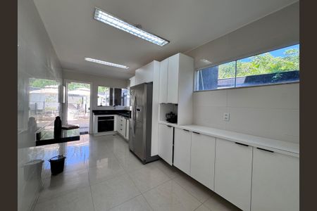 Casa de condomínio para alugar com 480m², 4 quartos e 1 vaga Casa de condomínio para alugar com 480m², 4 quartos e 1 vagaCozinha e Área de Serviço