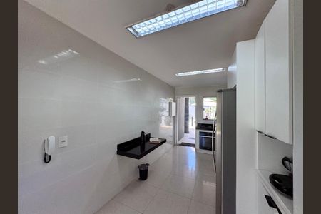 Casa de condomínio para alugar com 480m², 4 quartos e 1 vaga Casa de condomínio para alugar com 480m², 4 quartos e 1 vagaCozinha e Área de Serviço