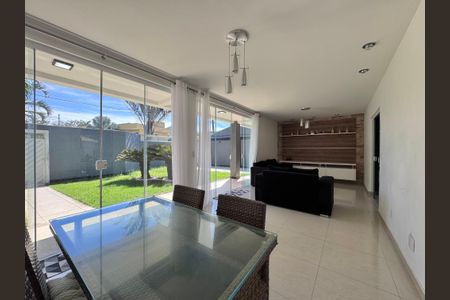 Sala de casa de condomínio para alugar com 4 quartos, 480m² em Guaratiba, Rio de Janeiro